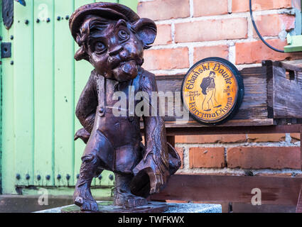 Gdansk, Pologne - février 06, 2019 : lion ou Lew Hewelion à l'entrée du restaurant de la bière Gdanski Bowke sur le remblai à Gdansk, Pologne Banque D'Images