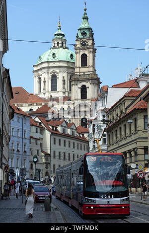 Paysage urbain à Karmeliska avec le tram de la rue et église Saint Nicolas en arrière plan à Mala Strana à Prague, République Tchèque Banque D'Images