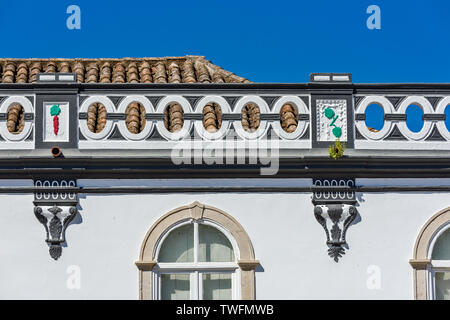 Les éléments de décoration d'une maison ancienne dans la ville de Tavira. Le Portugal. Banque D'Images