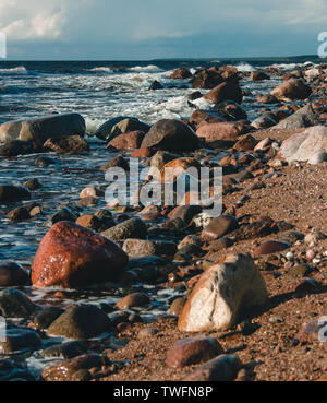 Pierres en mer avec vagues éclaboussant autour d'eux. Banque D'Images