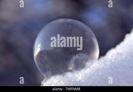 Bulle de savon gelés dans la neige en hiver Banque D'Images
