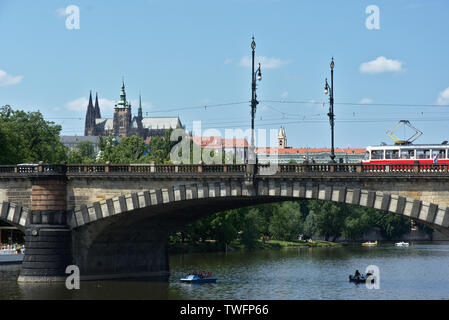 Vue sur le château de Prague avec la cathédrale Saint-Guy de Prague avec la plupart pont Legií en premier plan, Prague, République Tchèque Banque D'Images