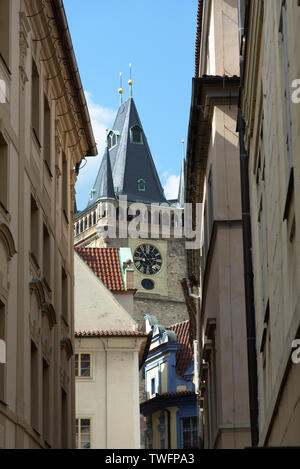 Vue depuis la rue Melantrichova à tour du vieil hôtel de ville de Prague, en République Tchèque Banque D'Images