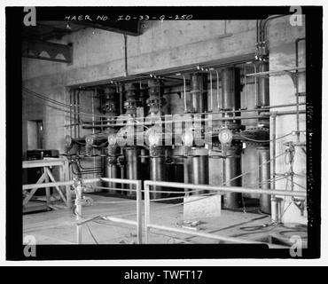 L'EAU, PROCESSUS DE CONSTRUCTION TRA-605. SIX DISTRIBUTEURS AUXILIAIRES INSTALLÉS AU-DESSUS DES CANALISATIONS EN SOUS-SOL. L'INL no de négatif 3583A. ; Photographe inconnu, 10-29-1951 - Idaho National Engineering Laboratory, Test Zone du réacteur, les matériaux et l'ingénierie des réacteurs d'essai, Scoville, comté de Butte, ID Banque D'Images