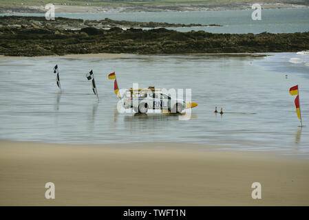 Sauveteur RNLI sur la photo du véhicule sur une plage déserte de Porthcawl, Coney, Galles du Sud. Banque D'Images