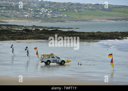 Sauveteur RNLI sur la photo du véhicule sur une plage déserte de Porthcawl, Coney, Galles du Sud. Banque D'Images