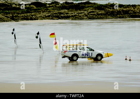 Sauveteur RNLI sur la photo du véhicule sur une plage déserte de Porthcawl, Coney, Galles du Sud. Banque D'Images