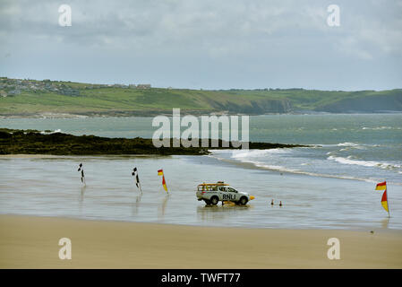 Sauveteur RNLI sur la photo du véhicule sur une plage déserte de Porthcawl, Coney, Galles du Sud. Banque D'Images