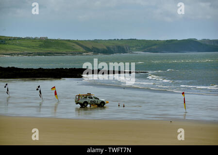 Sauveteur RNLI sur la photo du véhicule sur une plage déserte de Porthcawl, Coney, Galles du Sud. Banque D'Images