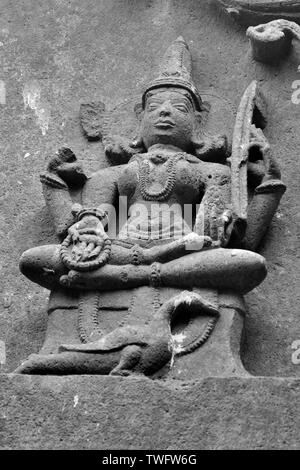 Idoles magnifiquement sculptés sur la paroi interne du Temple Bhuleshwar, Yawat, Maharashtra, Inde Banque D'Images
