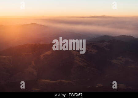 Lever de soleil sur les montagnes couvertes de fumée, Mount Diablo, Alamo, California, United States Banque D'Images