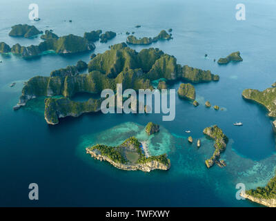 Vue aérienne de Raja Ampat, Papouasie occidentale, en Indonésie Banque D'Images