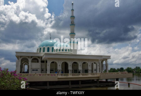 La nouvelle mosquée flottante, l'ancienne mosquée islamique indien déplacée sur la rivière Sarawak Kuching, Malaisie, Banque D'Images