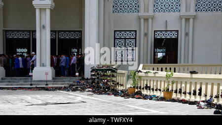 Chaussures en dehors de la nouvelle mosquée flottante, l'ancienne mosquée islamique indien déplacée sur la rivière Sarawak Kuching, Malaisie, Banque D'Images