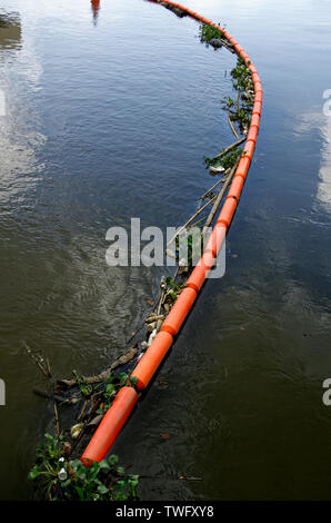 Barrage de la rivière par la nouvelle mosquée flottante, l'ancienne mosquée islamique indien déplacée sur la rivière Sarawak Kuching, Malaisie, Banque D'Images