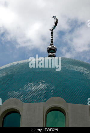 Le nouveau dôme de la mosquée flottante, le vieil Indien mosquées déplacée sur la rivière Sarawak Kuching, Malaisie, Banque D'Images