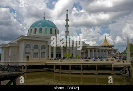 La nouvelle mosquée flottante, l'ancienne mosquée islamique indien déplacée sur la rivière Sarawak Kuching, Malaisie, Banque D'Images