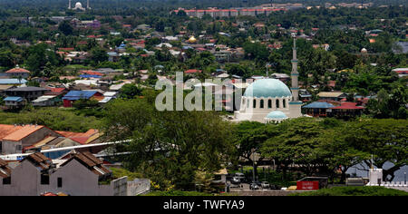 Le dôme et la flèche du Masjid Terapung, la Mosquée flottante, le monument de la Mosquée indienne , dominant Carpenter Street à Kuching, en Malaisie Banque D'Images