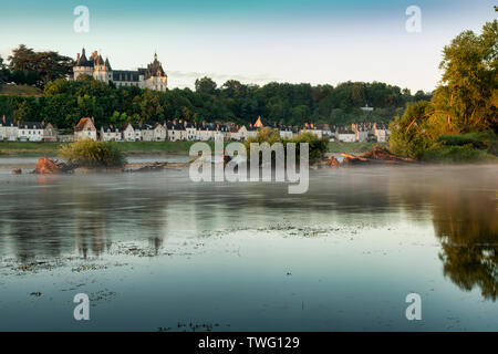 Vue sur le Château de Chaumont château et jardins entourent la de l'autre côté du lac Banque D'Images