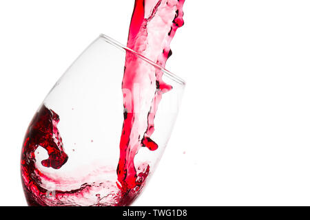 Close up de l'onde formé sur la coulée de vin rouge sur un verre sur un fond blanc. Banque D'Images