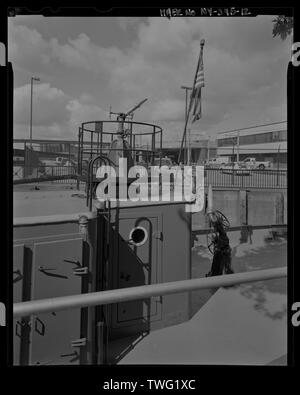 Vue côté port de l'arrière de canon à eau monté sur plate-forme de relevage hydraulique. TC - Fireboat EDWARD M. COTTER, amarré sur la rivière Buffalo, à 155 Ohio Street, Buffalo, Erie County, NY Banque D'Images