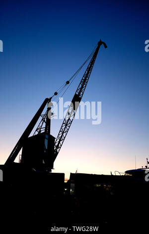 La flèche de grue,port,,ossature,Thétis,quai quai,bateau,cour,,dawn,lever,Cowes, île de Wight, Banque D'Images