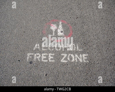Une zone sans alcool inscription peinte sur la route en Nouvelle Zélande, interdisant la consommation d'alcool dans la rue Banque D'Images