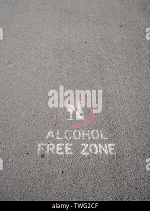 Une zone sans alcool inscription peinte sur la route en Nouvelle Zélande, interdisant la consommation d'alcool dans la rue Banque D'Images
