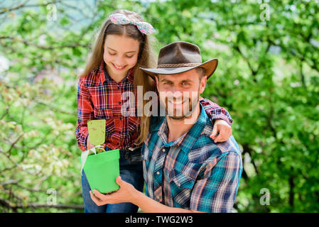 Fleurs expert. écologie environnement. Sols et engrais. petite fille et homme heureux papa. Le jour de la terre. nouvelle vie. ferme familiale. L'agriculture. père et fille le ranch. spring village pays. Banque D'Images