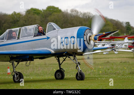 Un avion d'entraînement de conception soviétique YAK-52 taxis retour à partir de la piste après l'atterrissage à l'aérodrome de Popham dans le Hampshire en Angleterre Banque D'Images