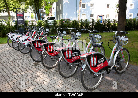 Location de vélos électriques à une station de recharge à l'Stegerwald Housing Estate dans le secteur Muelheim, de protection du climat housing estate, Cologne, Allemagne. Banque D'Images