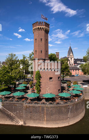La tour Malakoff au Rheinau Harbour, dans l'arrière-plan l'église Sankt Maria Lyskirchen, Cologne, Allemagne. der am Rheinauhafen, je Malakoffturm Banque D'Images