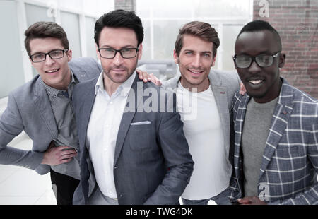 Groupe de jeunes talents sur l'arrière-plan du bureau Banque D'Images