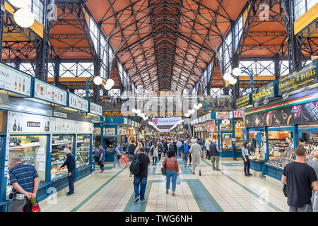 Les gens de shopping dans la Grande Halle, à Budapest, en Hongrie. Grand Marché Hall est le plus grand marché couvert de Bu Banque D'Images