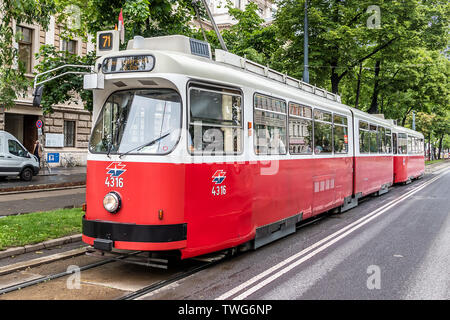 Un tramway Lohner E1 approche d'un arrêt de tramway Banque D'Images