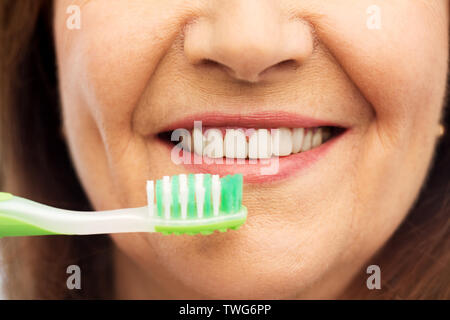 Senior woman avec une brosse à dents se brosser les dents Banque D'Images