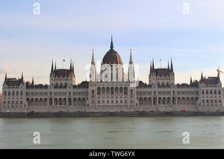 Le Parlement hongrois, situé sur le côté Pest du Danube. Banque D'Images