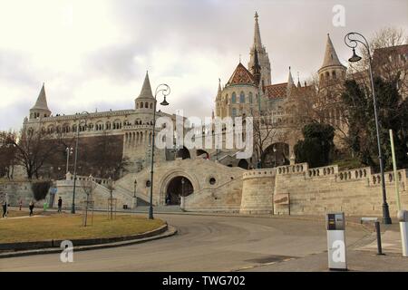 Le Bastion des Pêcheurs et l'église St Matthias attractions touristiques dans la colline du château de Budapest. Banque D'Images