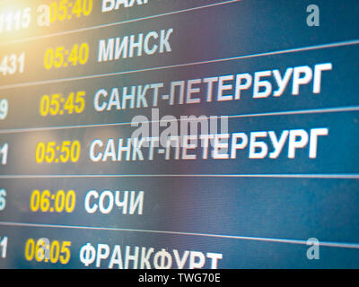 Panneau d'affichage des vols et les compagnies aériennes. Destinations a écrit en langue russe translate sont : Simferopol, Bahreïn, Minsk, St.Petersburg, Sochi Banque D'Images