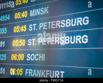 Panneau d'affichage des vols et les compagnies aériennes. Destinations : Simferopol, Bahreïn, Minsk, St.Petersburg, Sochi, Francfort, Vienne. Vol de l'aéroport Banque D'Images