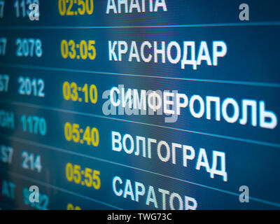 Panneau d'affichage des vols et les compagnies aériennes. Destinations a écrit en langue russe translate sont : Simferopol, Volgograd, Saratov, Krasnodar. Airport Banque D'Images