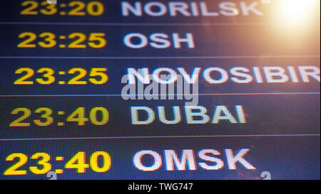 Panneau d'affichage des vols et les compagnies aériennes. Destinations : Norilsk, Osh, Novosibirsk, Omsk, Dubaï. Vol de l'aéroport d'arrivée de l'information affichée sur Banque D'Images