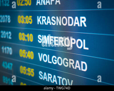 Panneau d'affichage des vols et les compagnies aériennes. Destinations : Simferopol, Volgograd, Saratov, Krasnodar. Vol de l'aéroport d'arrivée de l'information affichée sur Banque D'Images