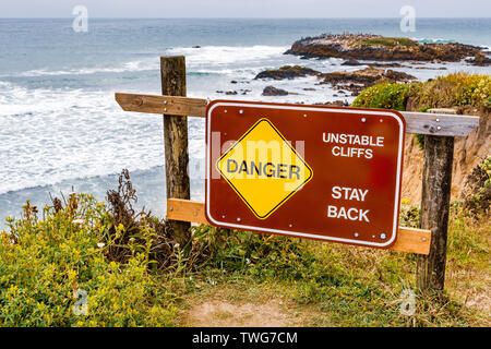 "Attention, l'instabilité des falaises, rester en arrière' signe affiché sur le littoral de l'océan Pacifique sur une région à l'érosion des falaises et des risques de glissement de terrain, Californie Banque D'Images