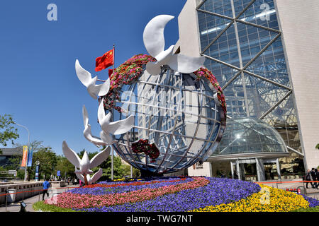 Filmé dans les rues de Pékin en mai 2019, pour célébrer la courroie et Road Conférence à Beijing, Beijing a ouvert un modèle du paysage festif et mis en place sur le thème de la route de ceinture et de fleurs dans les rues. Banque D'Images