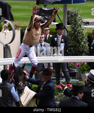 L'hippodrome d'Ascot, Ascot, UK. 20 Juin, 2019. Royal Ascot Race Course de chevaux ; 1, le Norfolk Stakes ; Frankie Dettori sort de l'A'ali après avoir remporté le Norfolk Stakes : Action Crédit Plus Sport/Alamy Live News Banque D'Images