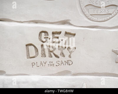 ' Se salir jouer dans le sable,", slogan de la Texas Sandfest 2019 sculptée dans du sable, libre. Port Aransas, Texas USA. Banque D'Images