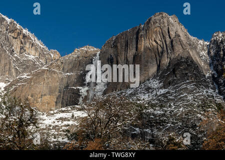 Chutes de Yosemite en hiver avec la neige accumulée certains, vu de la vallée, sur une journée ensoleillée avec ciel bleu Banque D'Images