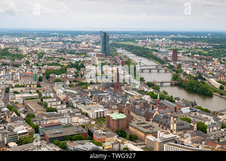 Francfort, Allemagne - JUIN 10,2019 : vue de l'horizon de Francfort du tour principal sur un jour nuageux Banque D'Images