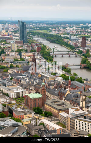 Francfort, Allemagne - JUIN 10,2019 : vue de l'horizon de Francfort du tour principal sur un jour nuageux Banque D'Images